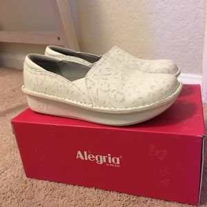 Alegria nursing clogs